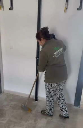 Cerkezköy apartman temizliği kapsamında boru ve köşe detaylarının temizlenmesi