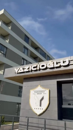 Cerkezköy ev temizliği projelerine hizmet veren modern bina girişi ve dış cephe