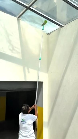 Cerkezköy temizlik şirketi personeli ile uzun aparatlı cam ve tavan temizliği